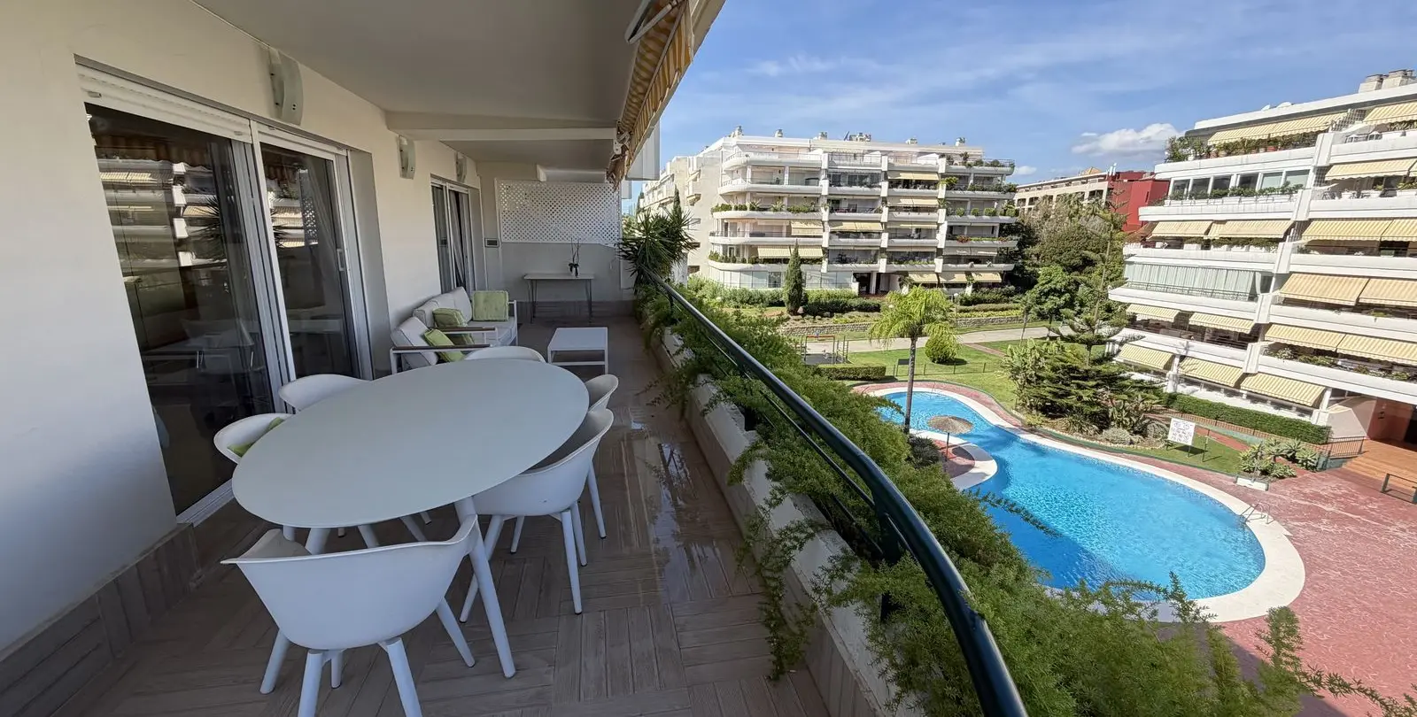 Venta de apartamento en planta media en Guadalmina Alta 1