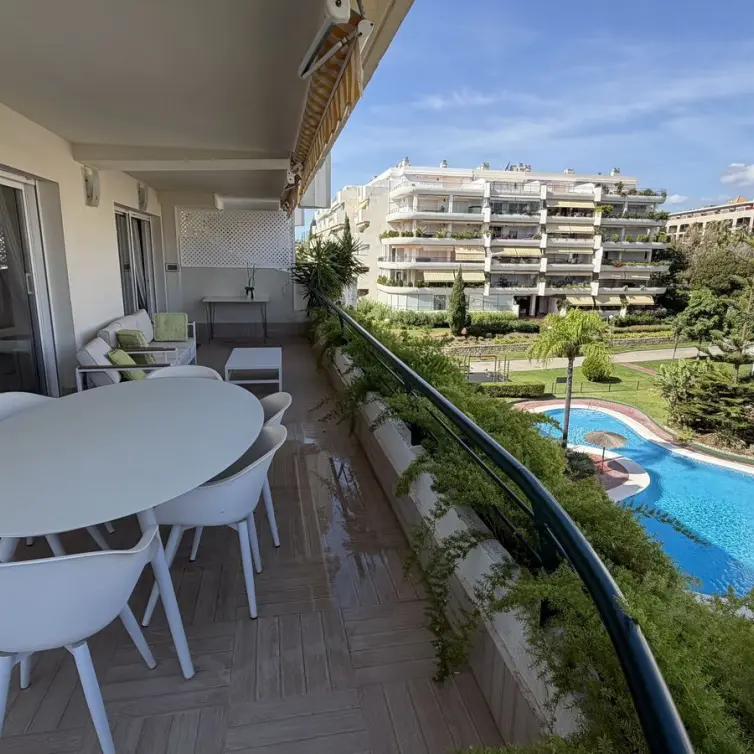 Venta de apartamento en planta media en Guadalmina Alta