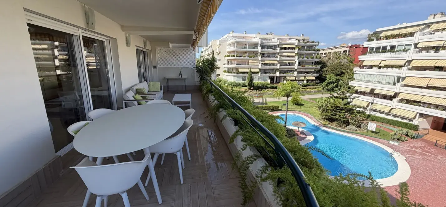 Venta de apartamento en planta media en Guadalmina Alta 0