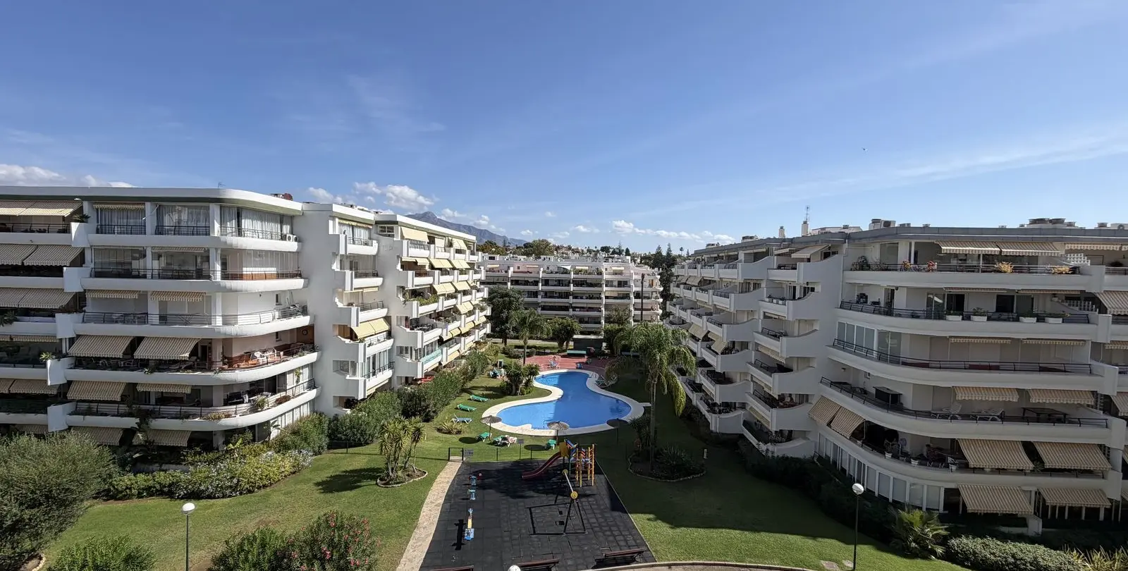 Venta de apartamento en planta media en Guadalmina Alta 2