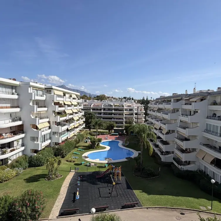 Venta de apartamento en planta media en Guadalmina Alta