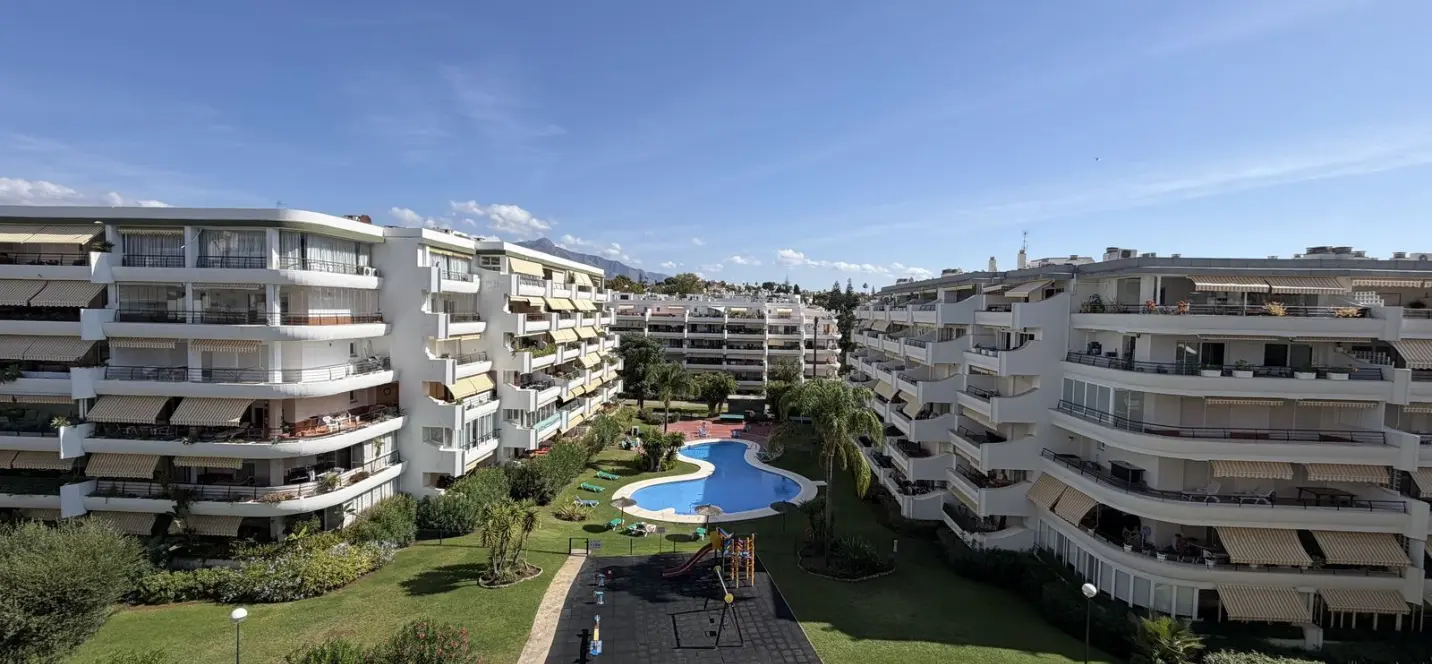 Venta de apartamento en planta media en Guadalmina Alta 1
