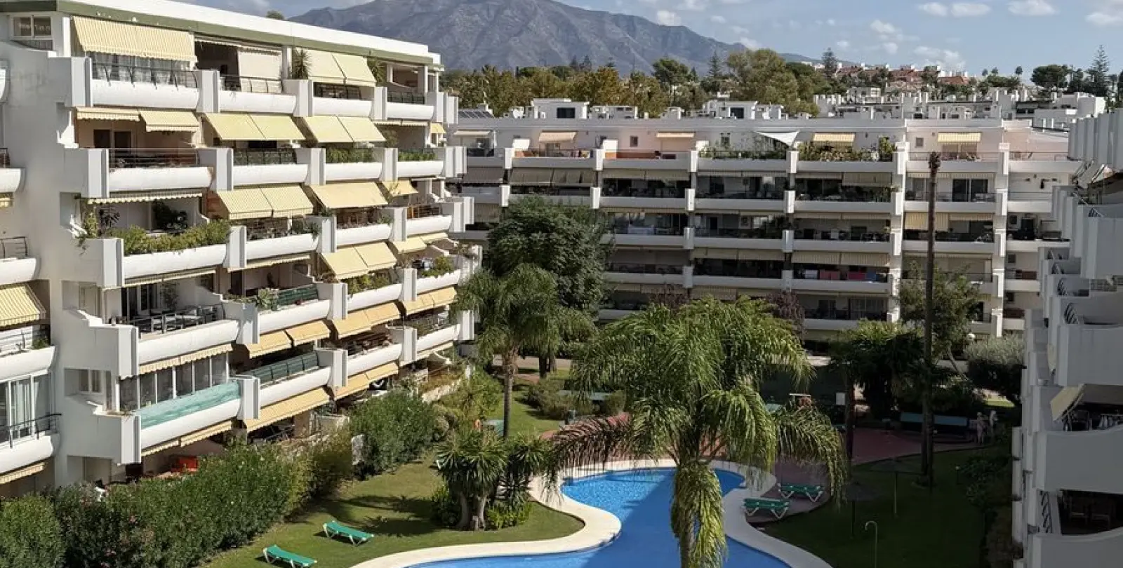 Venta de apartamento en planta media en Guadalmina Alta 3