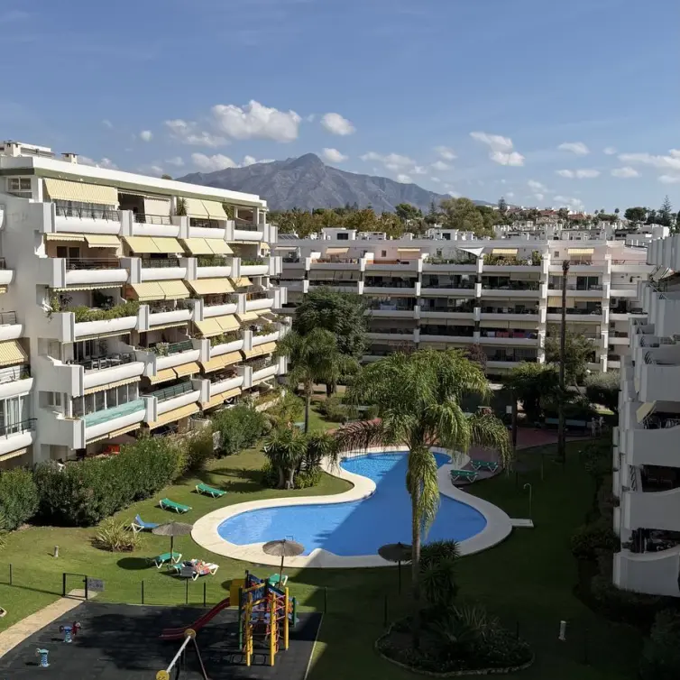 Venta de apartamento en planta media en Guadalmina Alta
