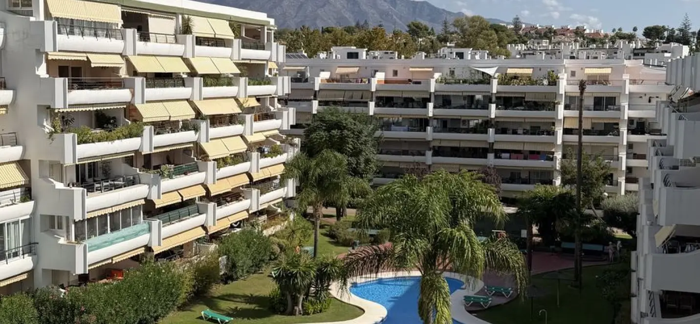 Venta de apartamento en planta media en Guadalmina Alta 2