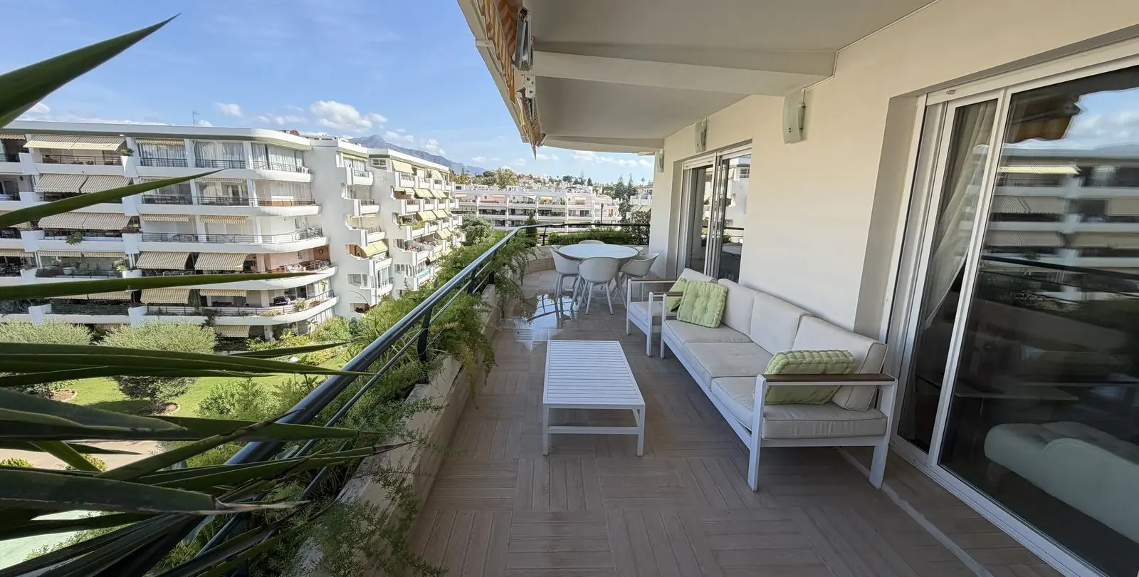 Venta de apartamento en planta media en Guadalmina Alta 4