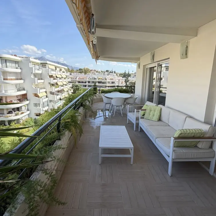 Venta de apartamento en planta media en Guadalmina Alta