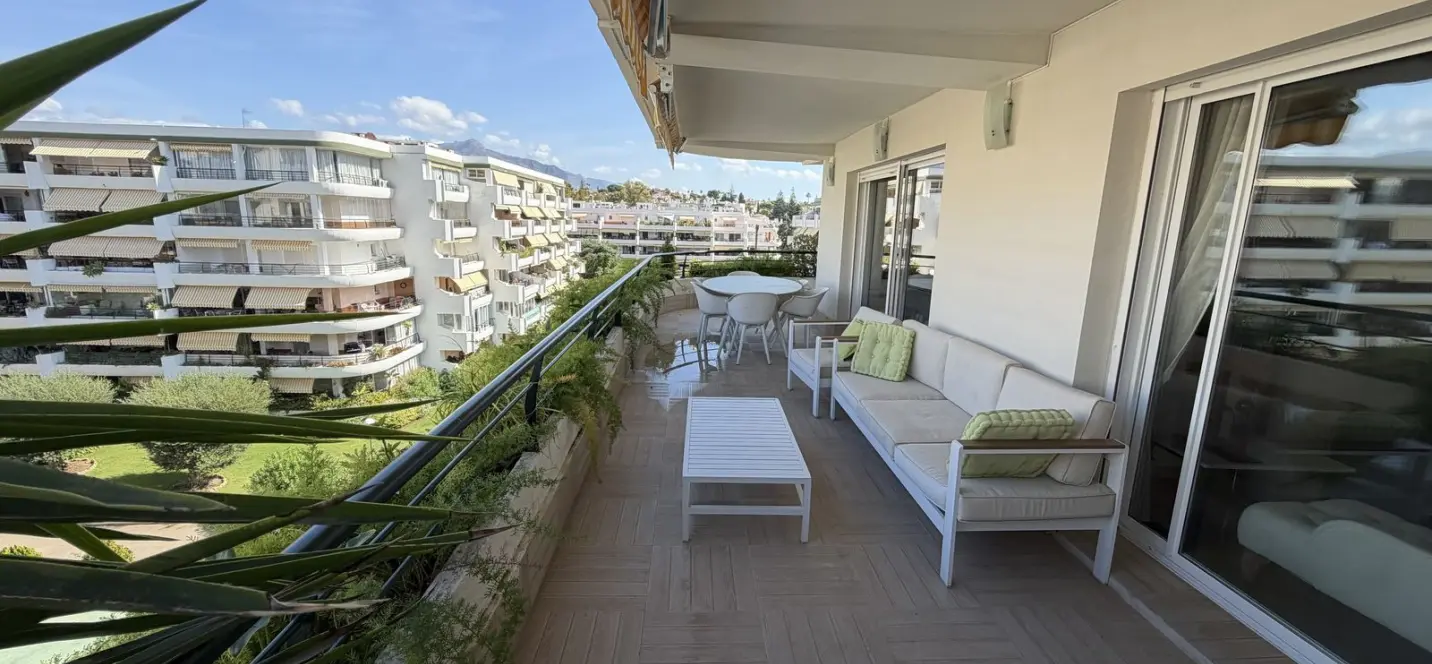 Venta de apartamento en planta media en Guadalmina Alta 3