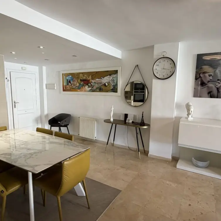 Venta de apartamento en planta media en Guadalmina Alta