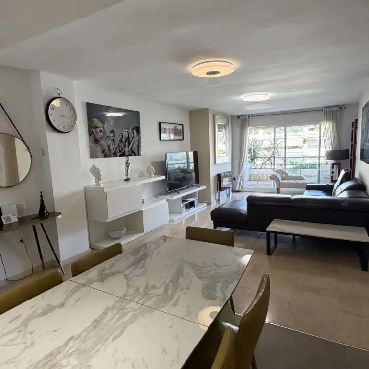 Venta de apartamento en planta media en Guadalmina Alta