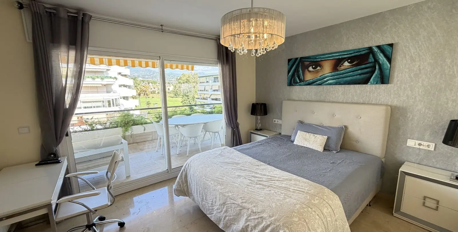 Venta de apartamento en planta media en Guadalmina Alta 16