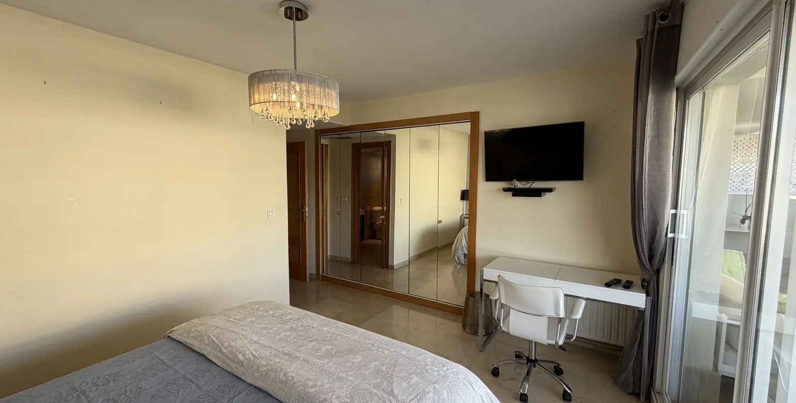 Venta de apartamento en planta media en Guadalmina Alta 17