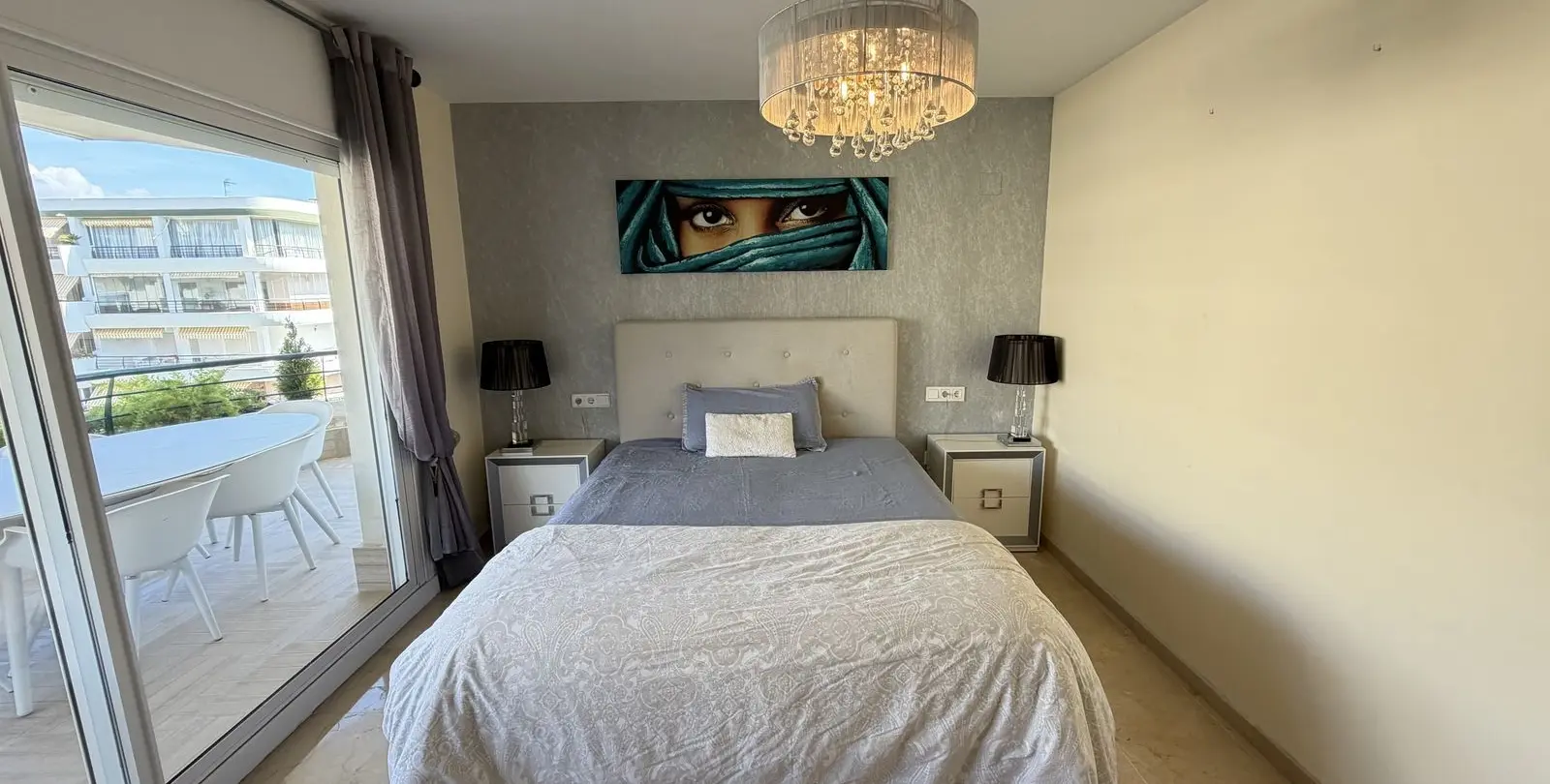 Venta de apartamento en planta media en Guadalmina Alta 18