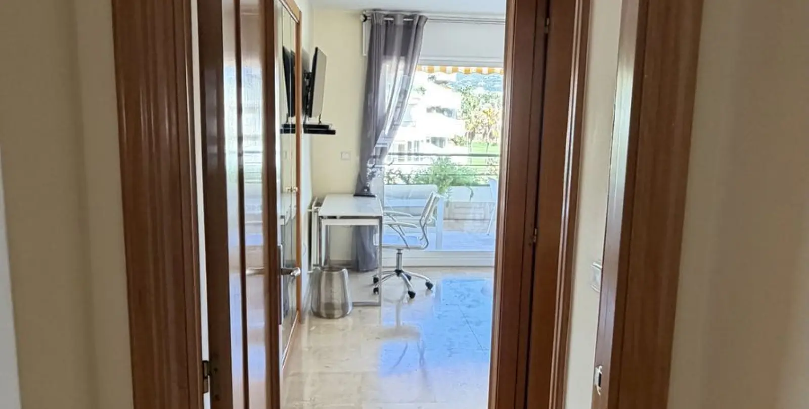 Venta de apartamento en planta media en Guadalmina Alta 22