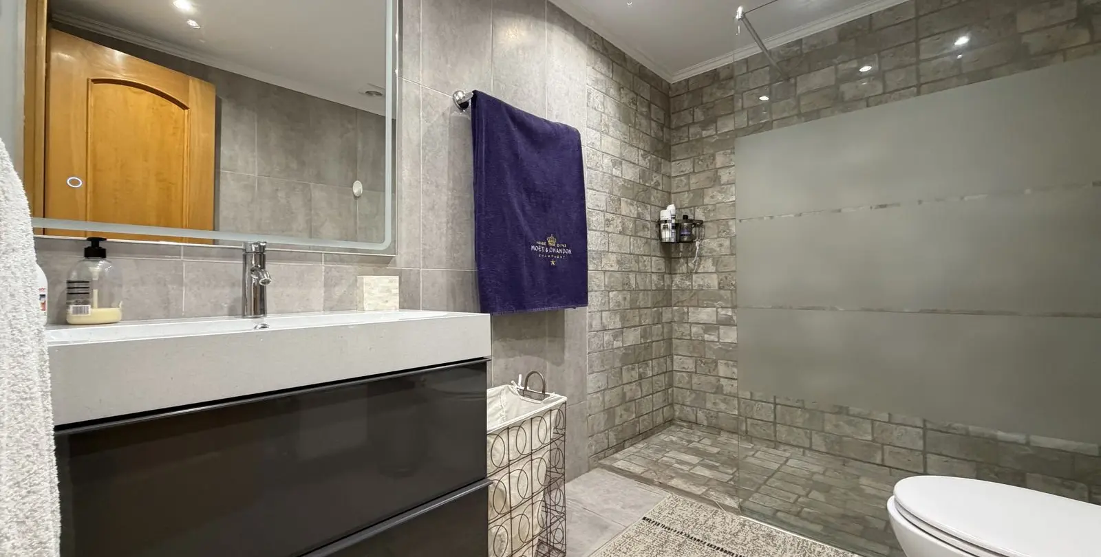 Venta de apartamento en planta media en Guadalmina Alta 24