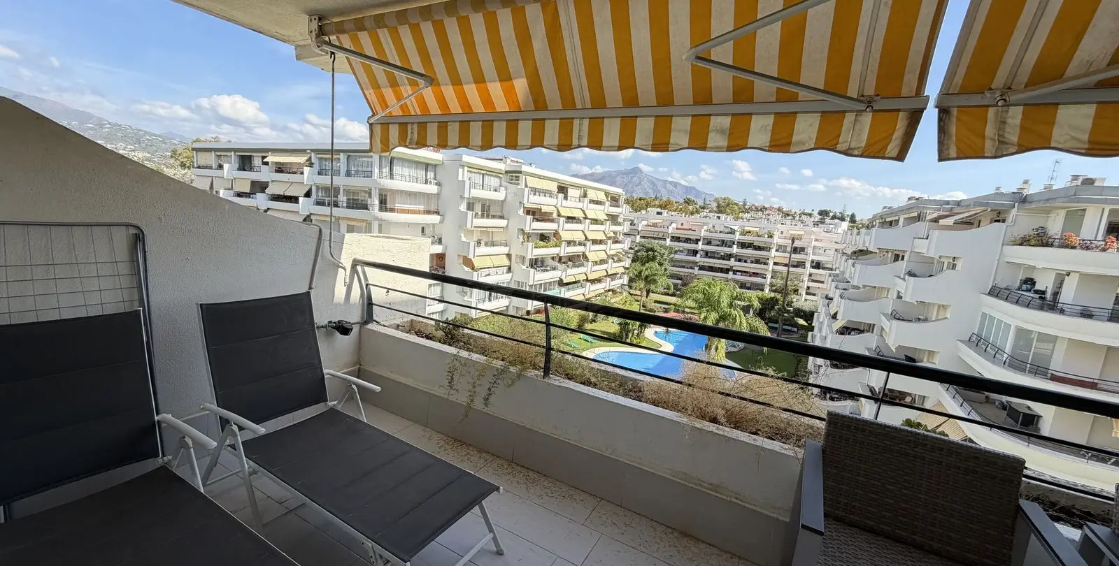 Venta de apartamento en planta media en Guadalmina Alta 26