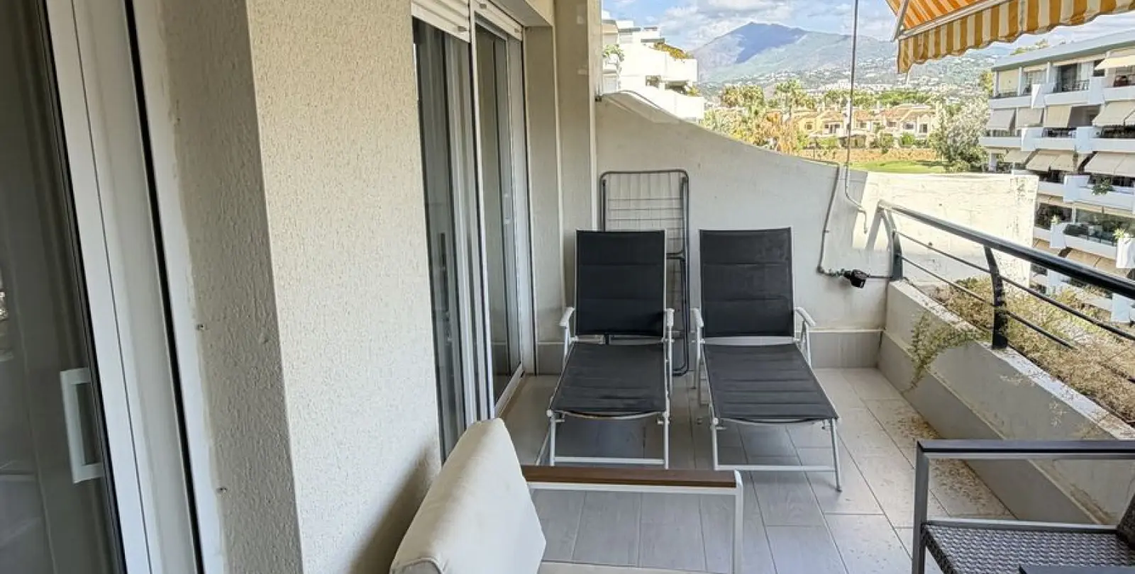 Venta de apartamento en planta media en Guadalmina Alta 27