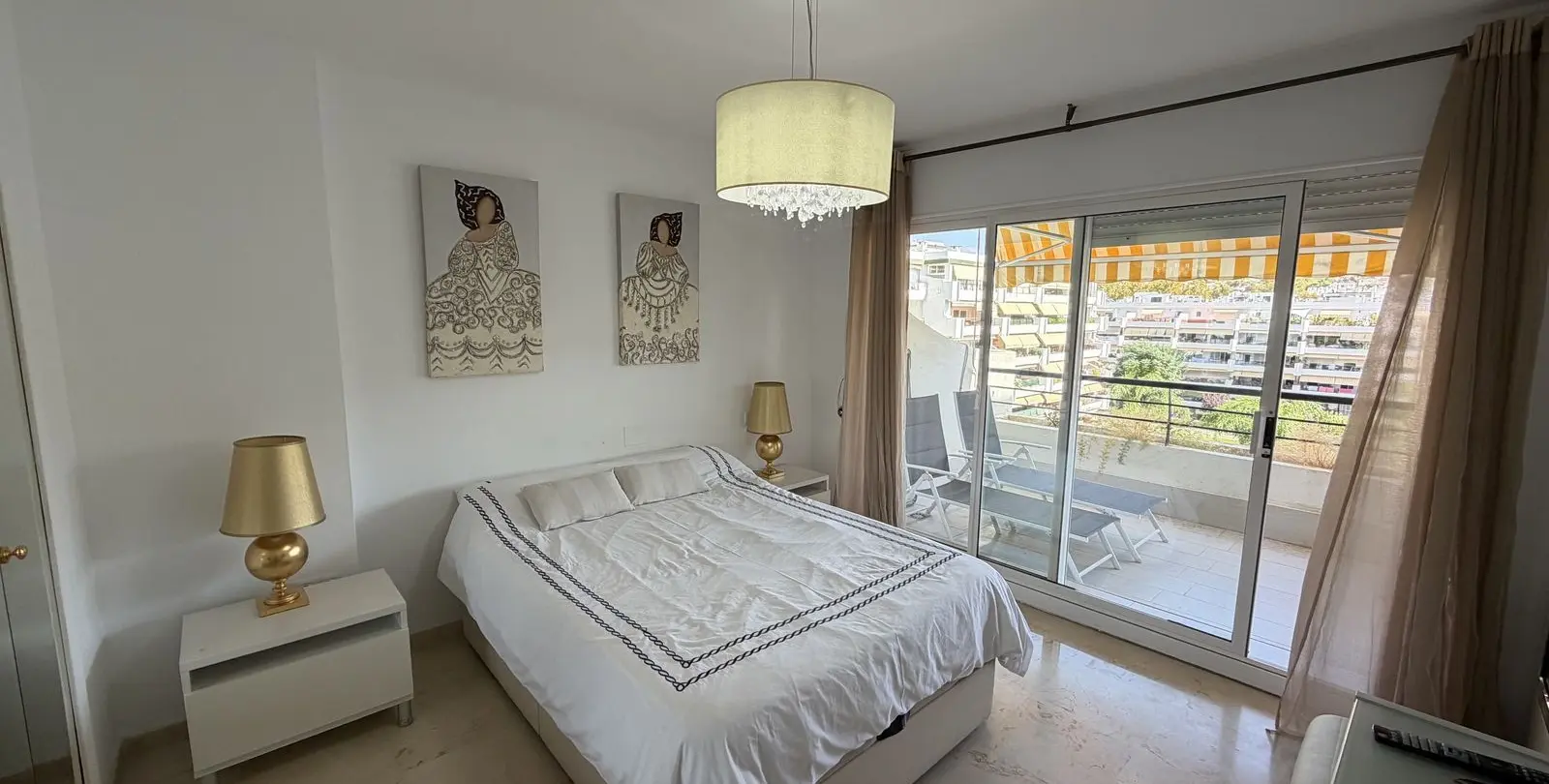 Venta de apartamento en planta media en Guadalmina Alta 28