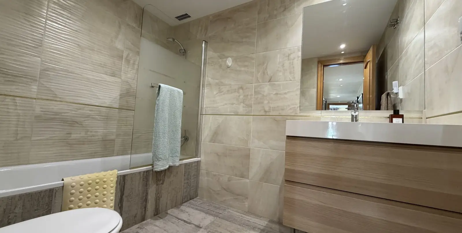 Venta de apartamento en planta media en Guadalmina Alta 32