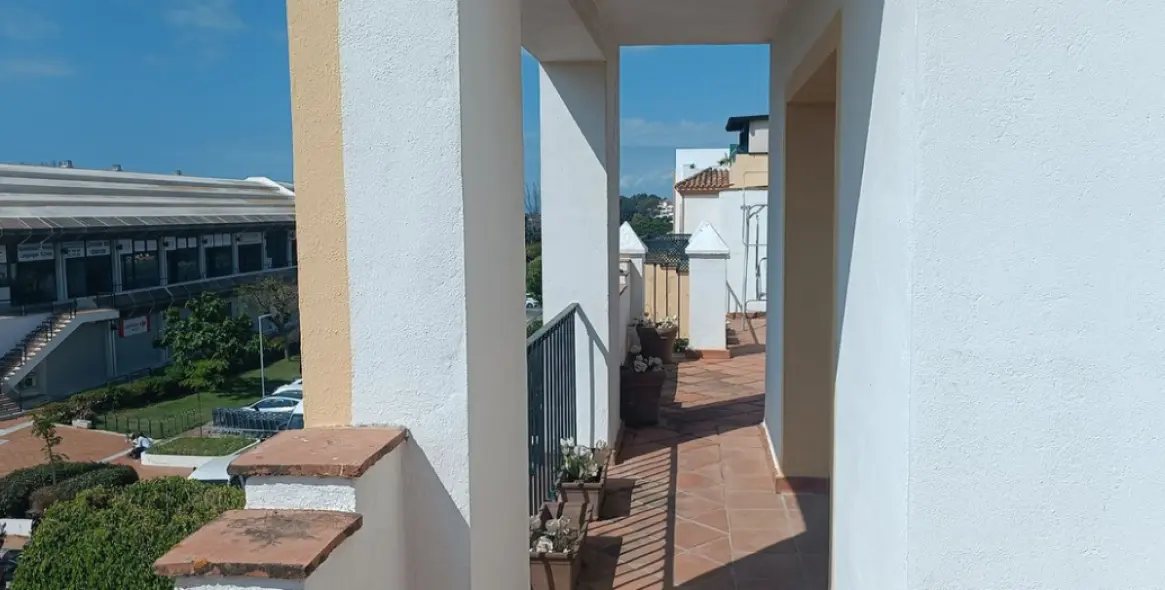 Продажа двухуровневого пентхауса в Guadalmina Alta 23