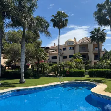 Продажа апартаментов на среднем этаже в Puerto Banús