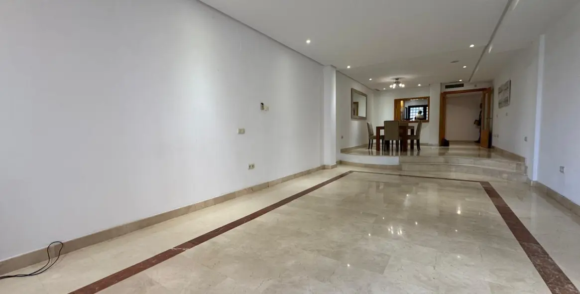 Venta de apartamento en planta media en Puerto Banús 3