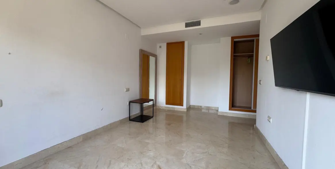 Venta de apartamento en planta media en Puerto Banús 14