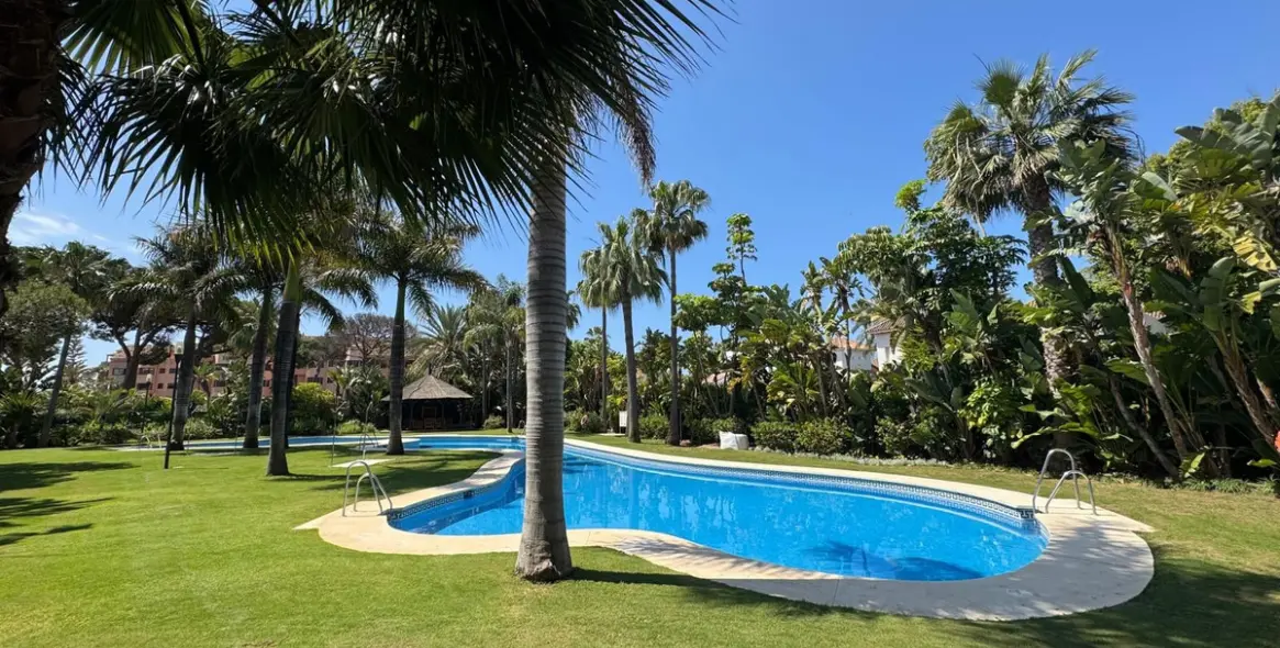 Venta de apartamento en planta media en Puerto Banús 24