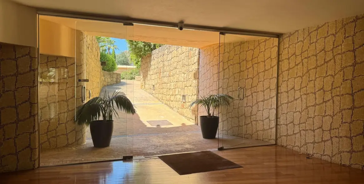 Venta de apartamento en planta media en Puerto Banús 30