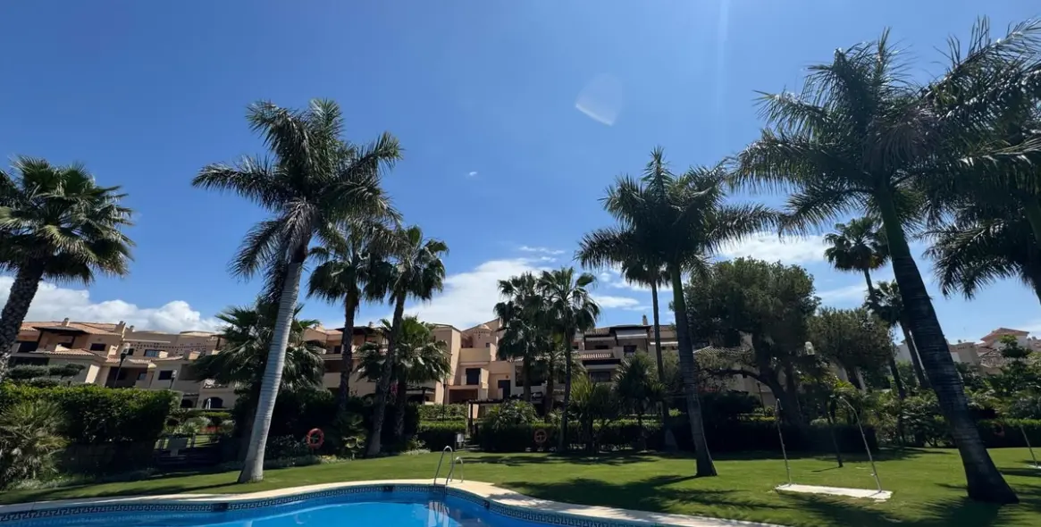Venta de apartamento en planta media en Puerto Banús 31