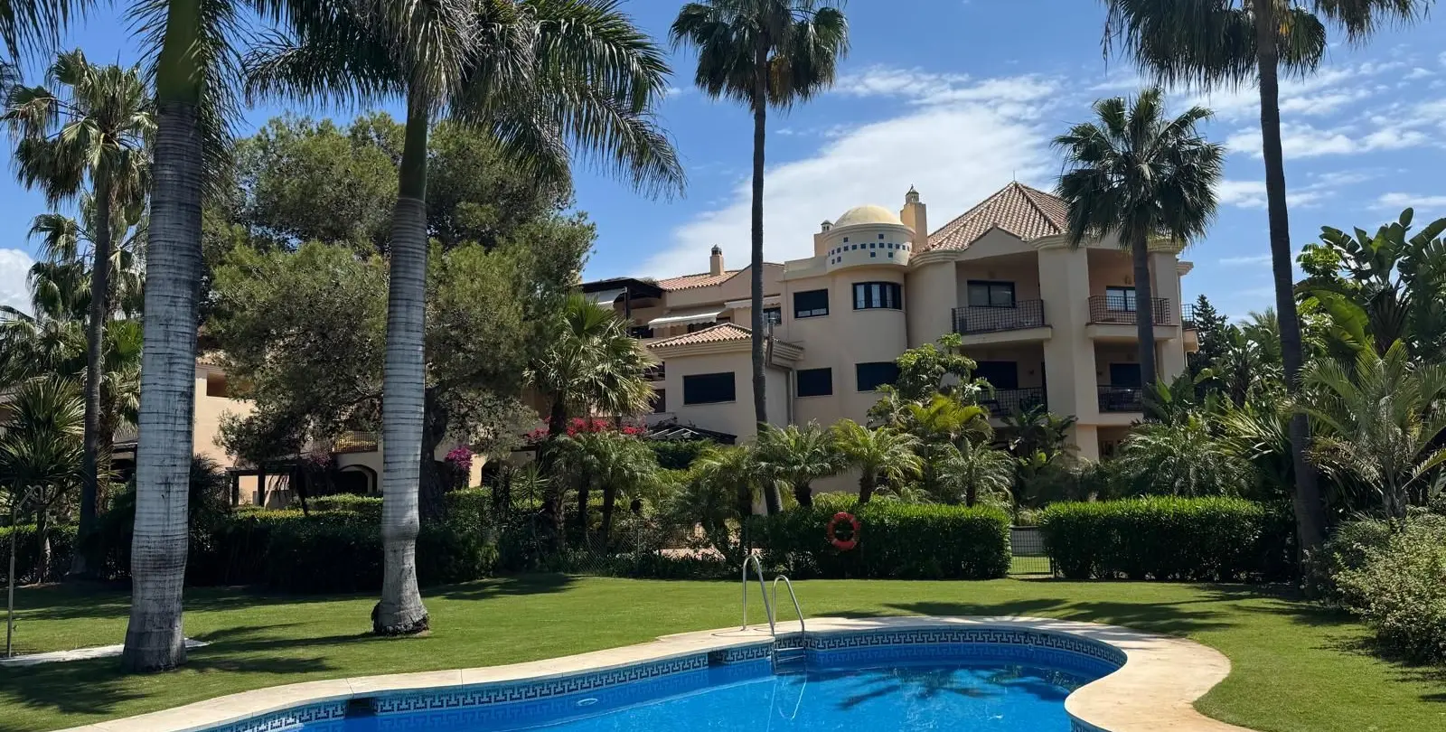 Продажа апартаментов на среднем этаже в Puerto Banús 1