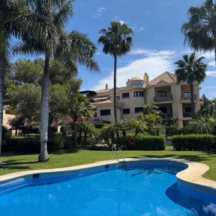 Продажа апартаментов на среднем этаже в Puerto Banús
