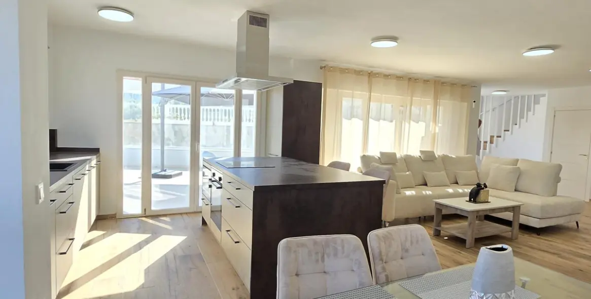 Sale of detached villa in El Faro 5