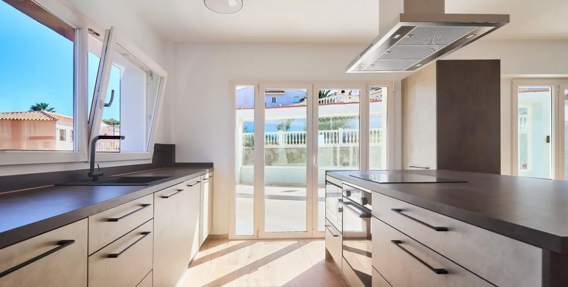 Sale of detached villa in El Faro 10