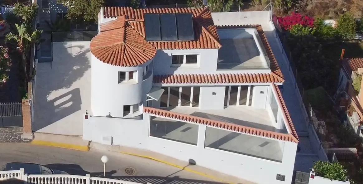 Sale of detached villa in El Faro 16