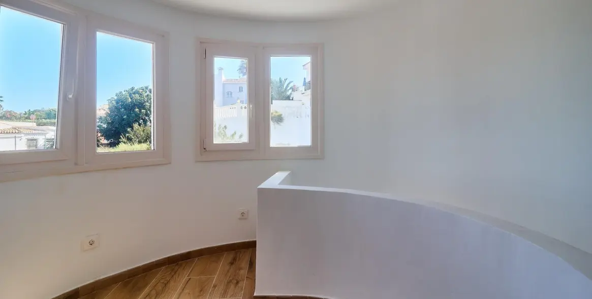 Sale of detached villa in El Faro 24