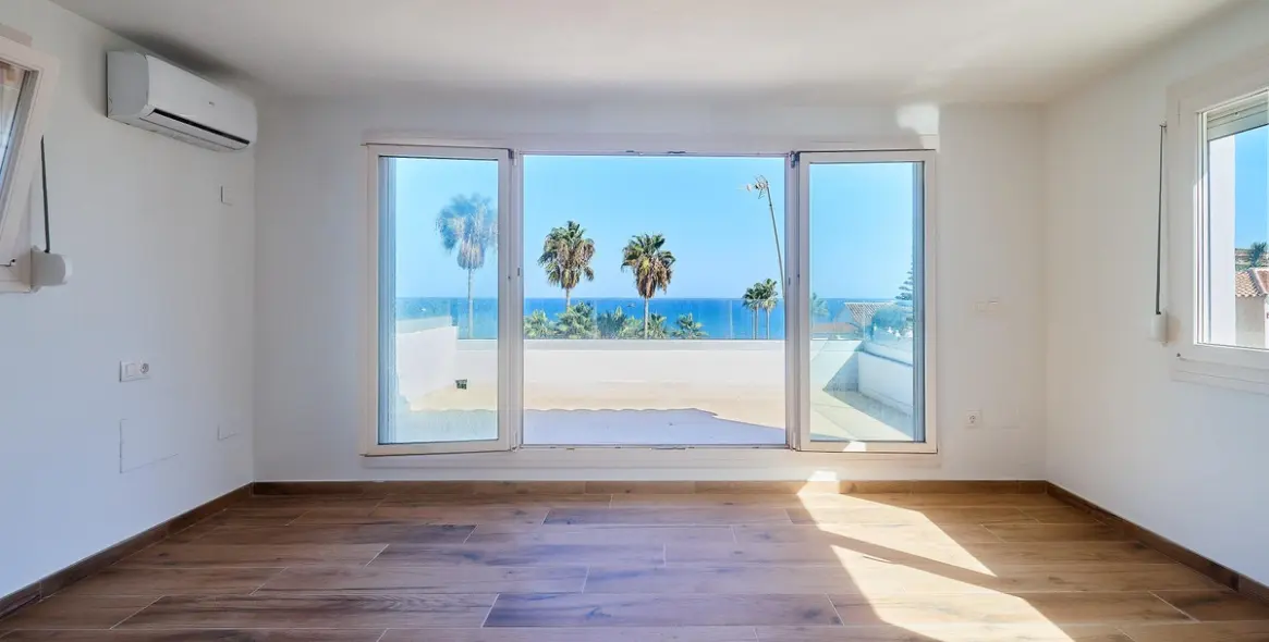 Sale of detached villa in El Faro 26