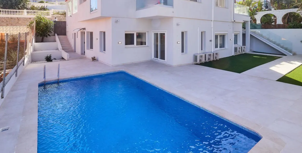 Sale of detached villa in El Faro 55