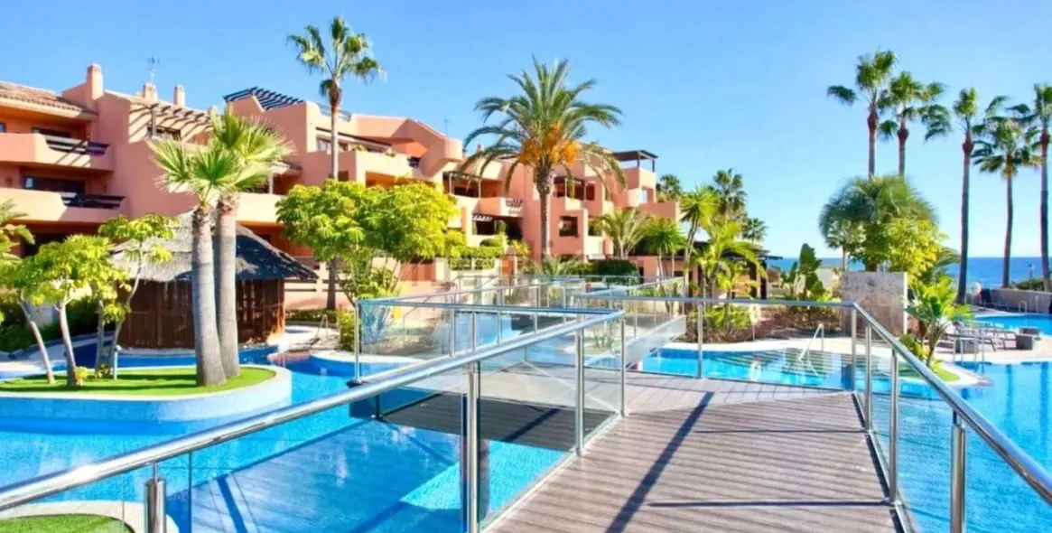 Продажа апартаментов на среднем этаже в Estepona 1