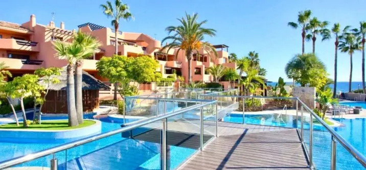 Продажа апартаментов на среднем этаже в Estepona 0