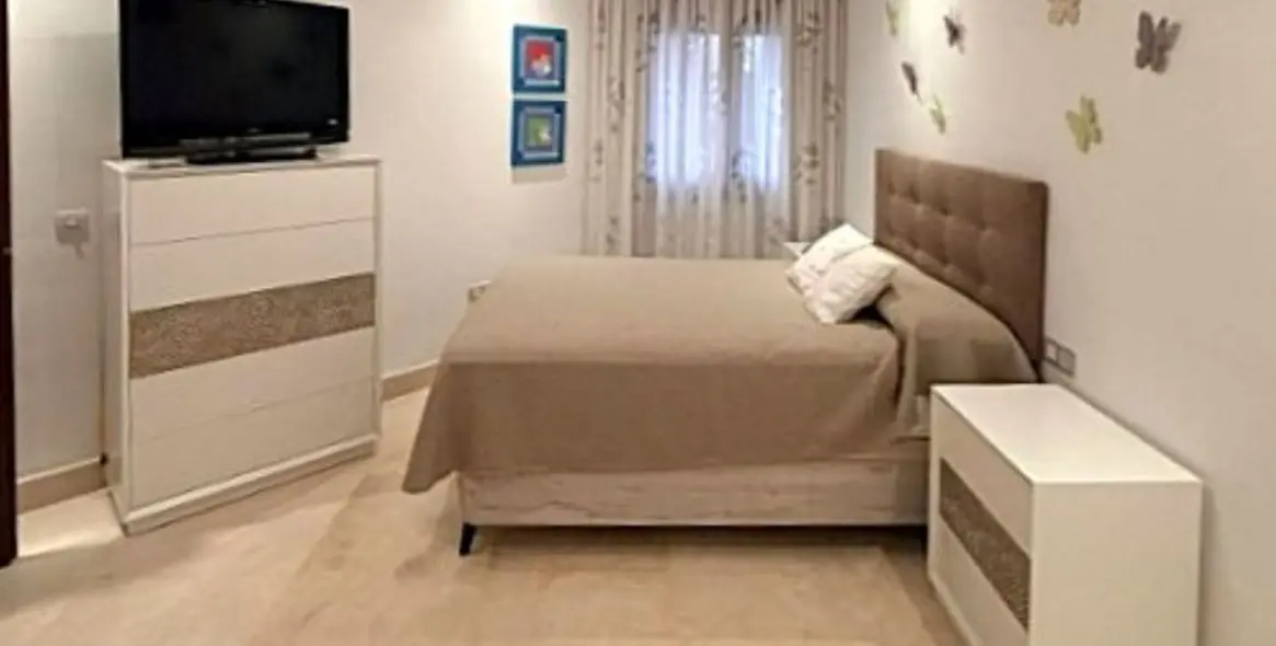 Продажа апартаментов на среднем этаже в Estepona 13