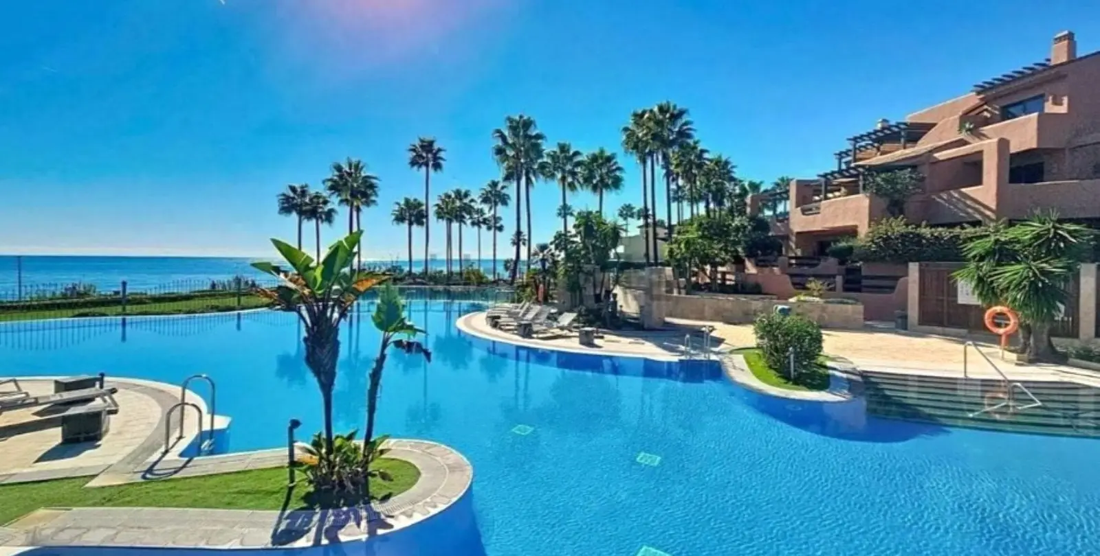 Venta de apartamento en planta baja en Estepona 1