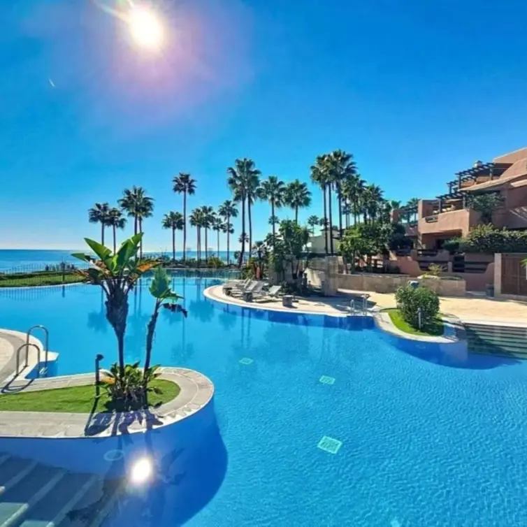 Продажа апартаментов на первом этаже в Estepona
