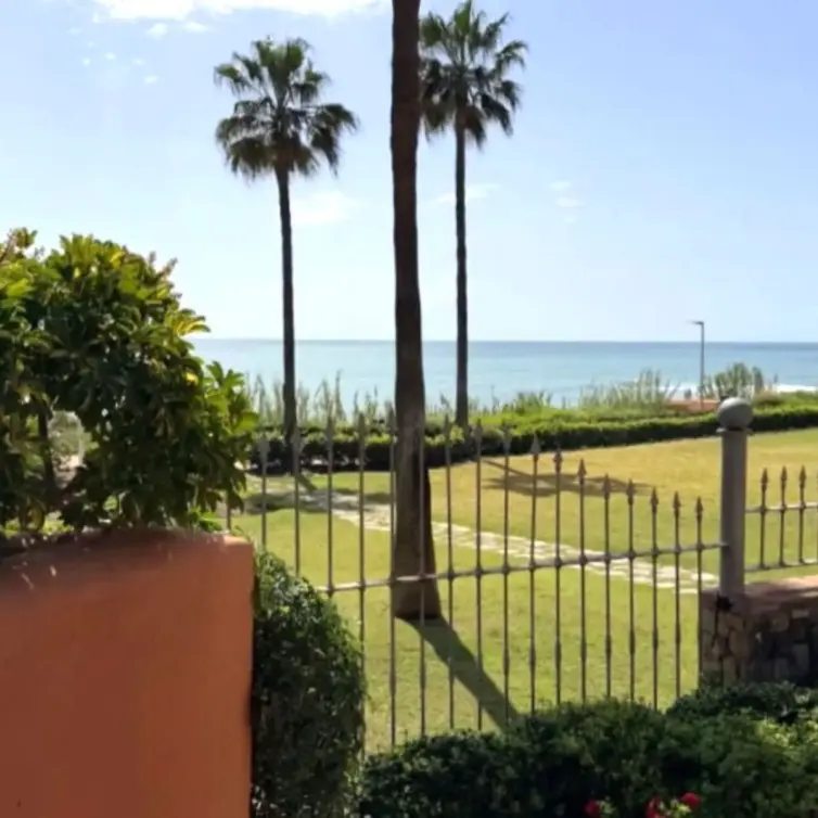 Продажа апартаментов на первом этаже в Estepona
