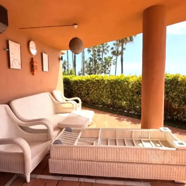 Продажа апартаментов на первом этаже в Estepona