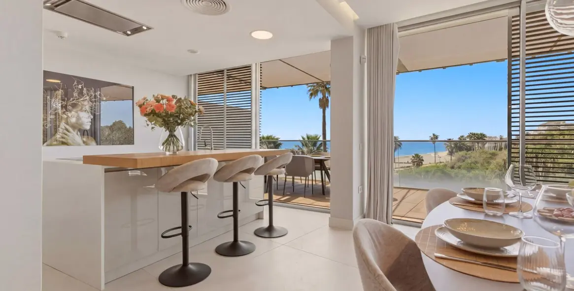 Sale of middle floor apartment in Estepona 2