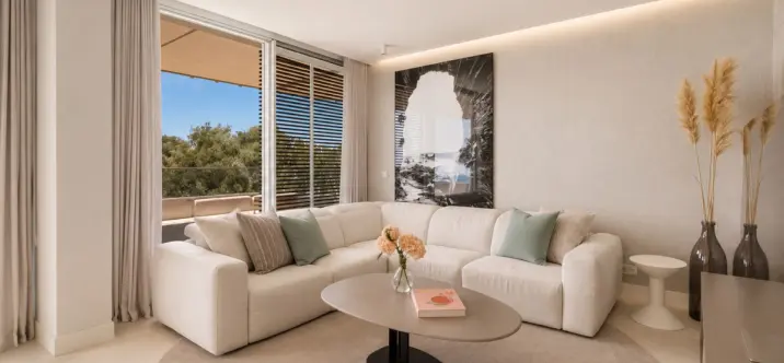 Sale of middle floor apartment in Estepona 2