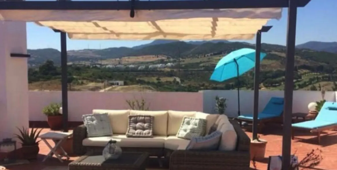 Продажа двухуровневого пентхауса в Estepona 1