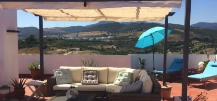 Продажа двухуровневого пентхауса в Estepona 0