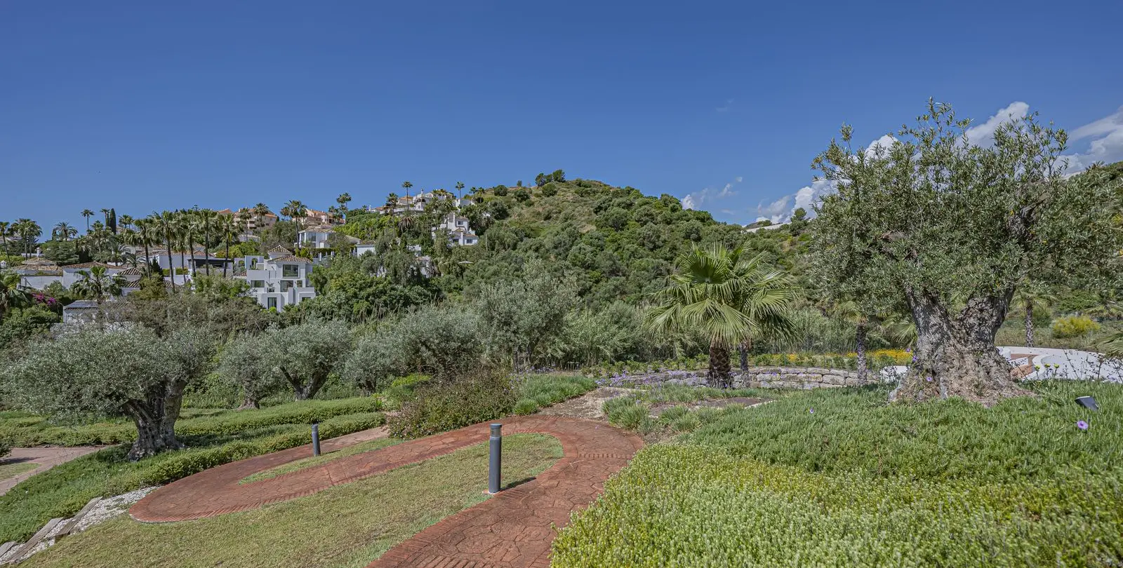 Sale of penthouse in Nueva Andalucía 25